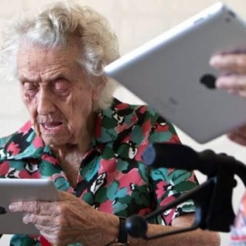 تطبيقات لكبار السن.. هل يمكن أن تصبح التكنولوجيا رفيقهم الجديد؟