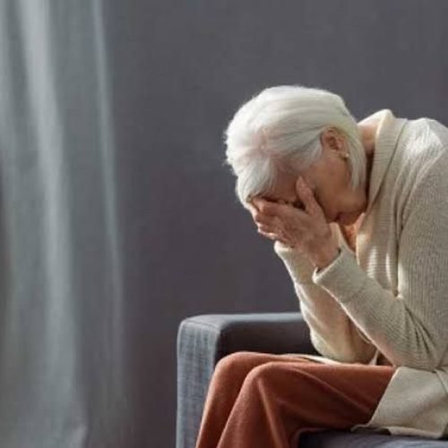 تأثير العزلة الاجتماعية على صحة المسنين في دور الرعاية